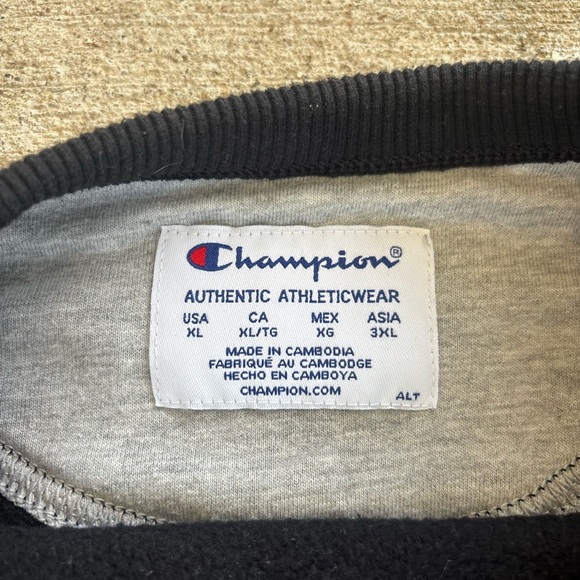 Champion Men's Classic Black Crewneck Sweater - Picture 4 of 4